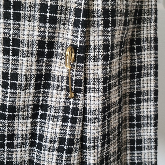 Skirt with gold pin up - Picture 2 of 6
